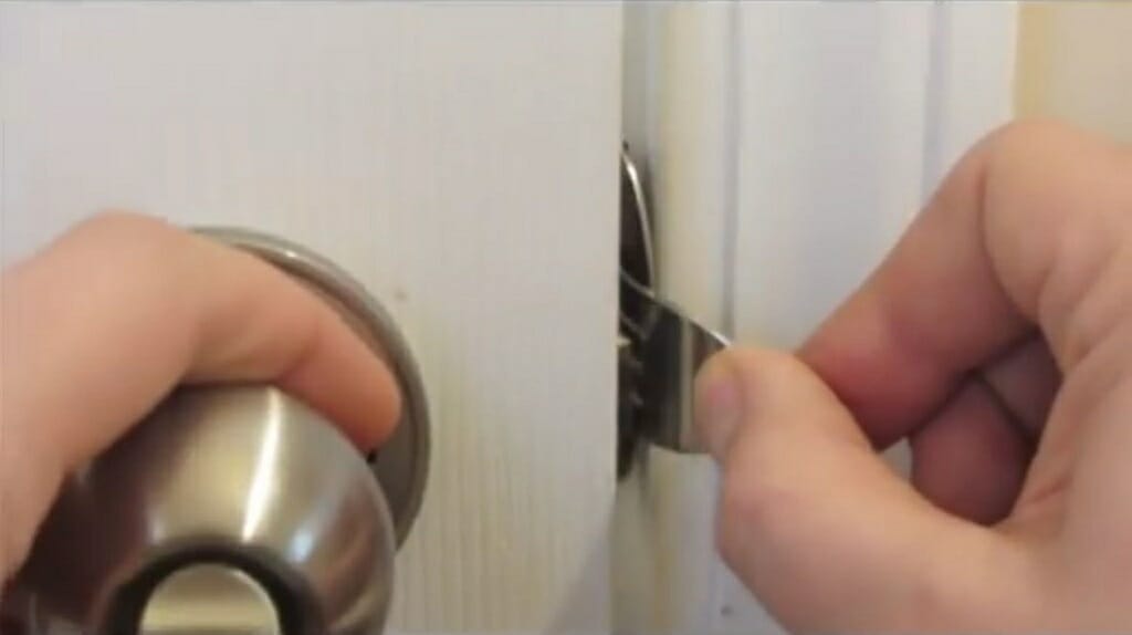 closing door while fork is inserted