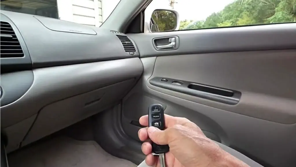 driver holding electric lock inside the car