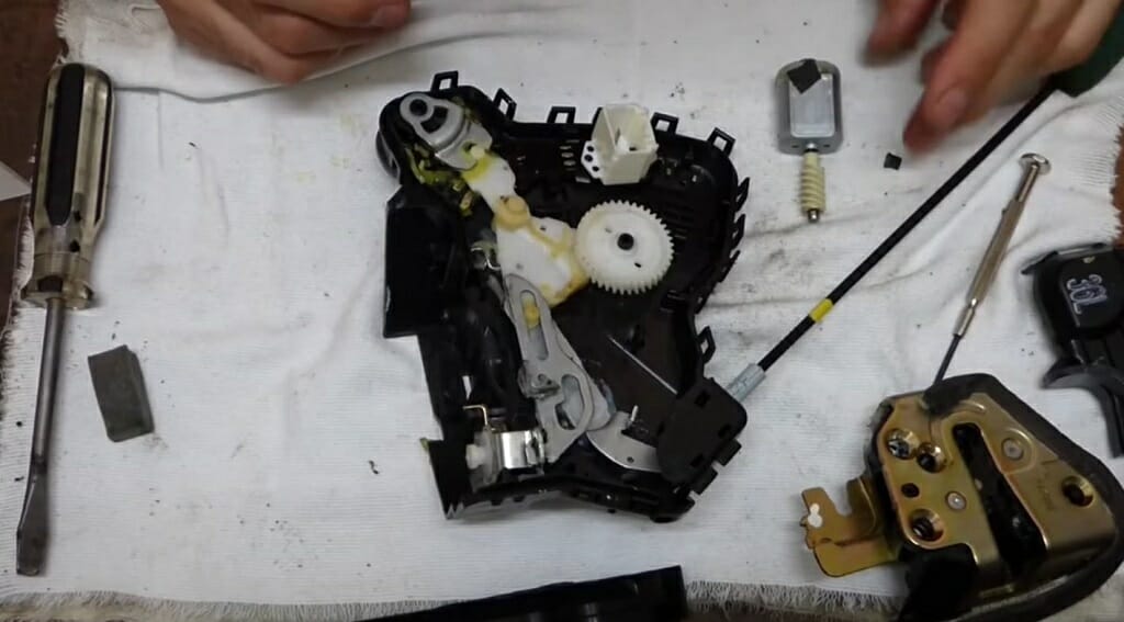 man replacing a new motor according to actuator model