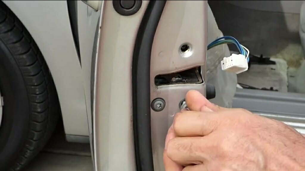 man pulling out the actuator using screwdriver